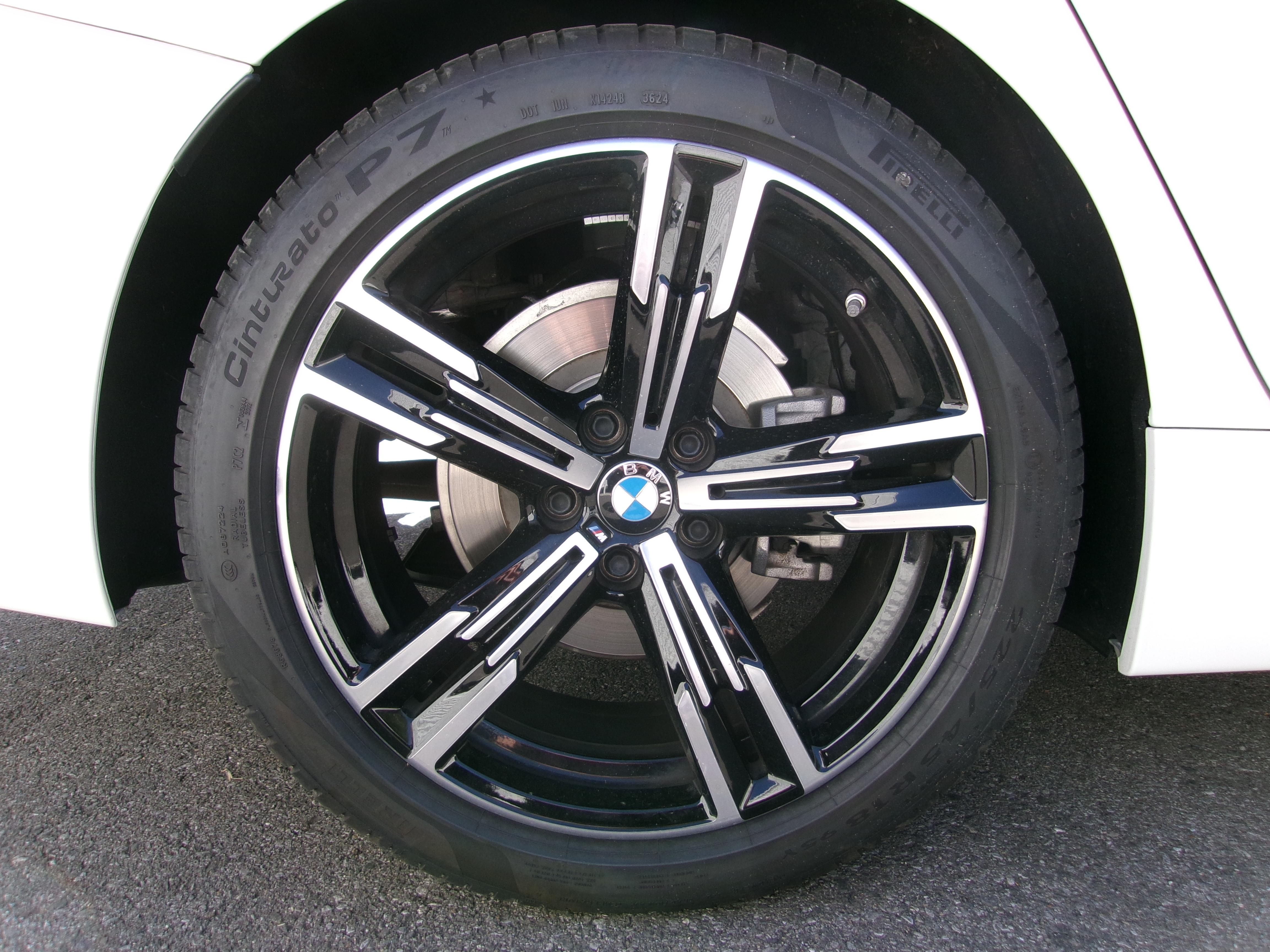 BMW 320i セダン (2024) M Sport buy online.