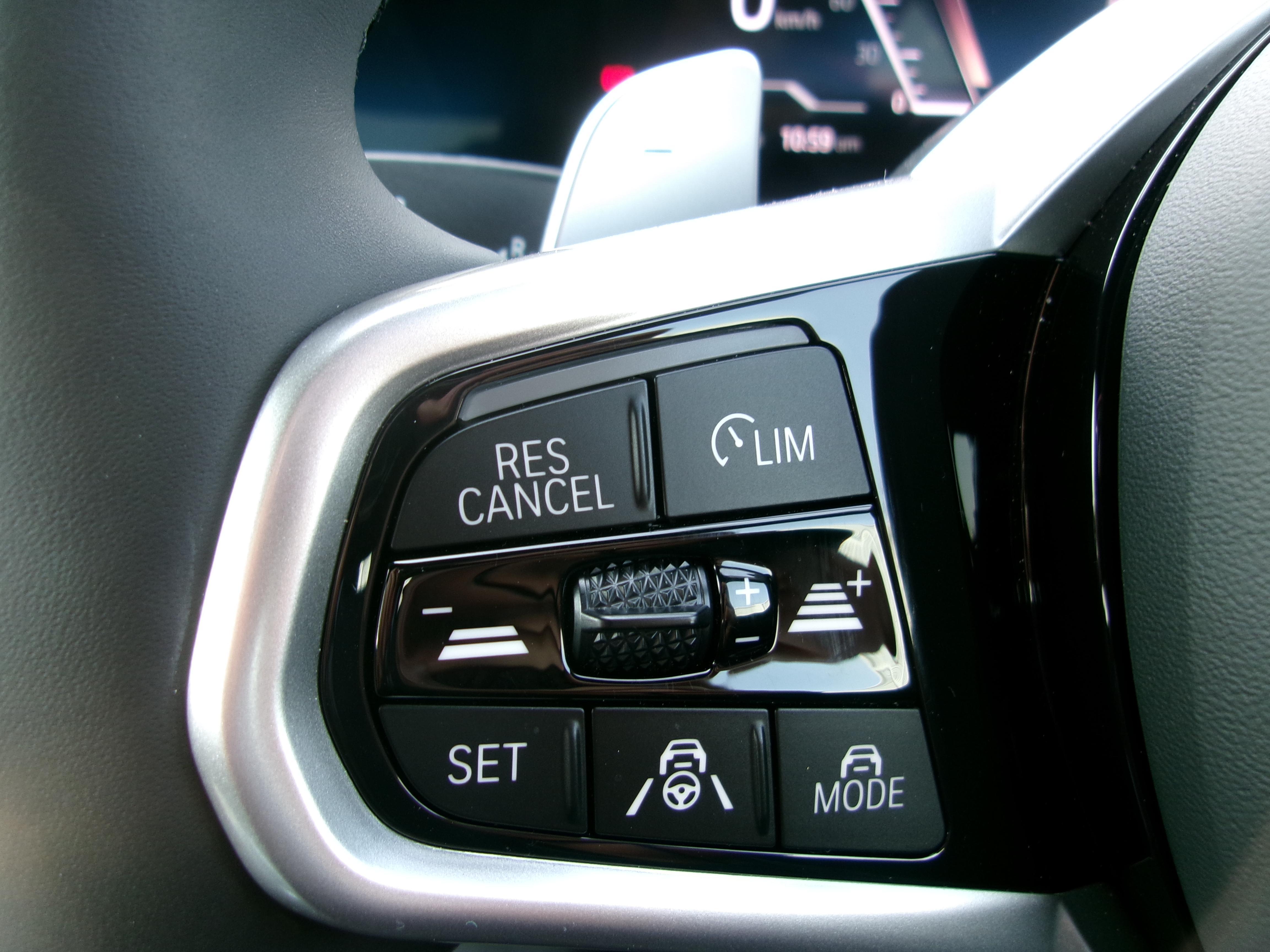 BMW 320i セダン (2024) M Sport buy online.