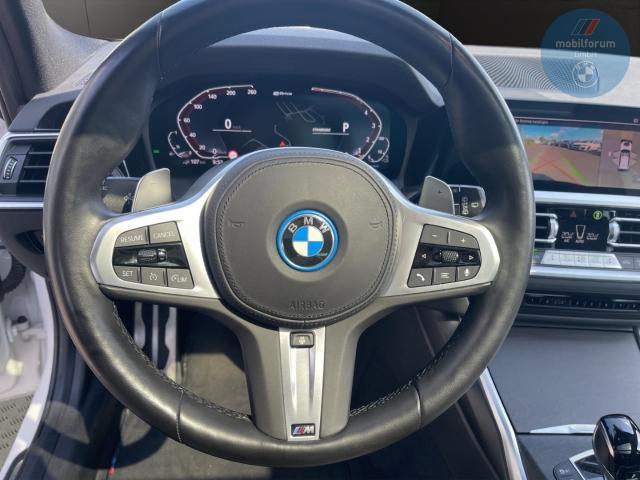 BMW 330e 2022
