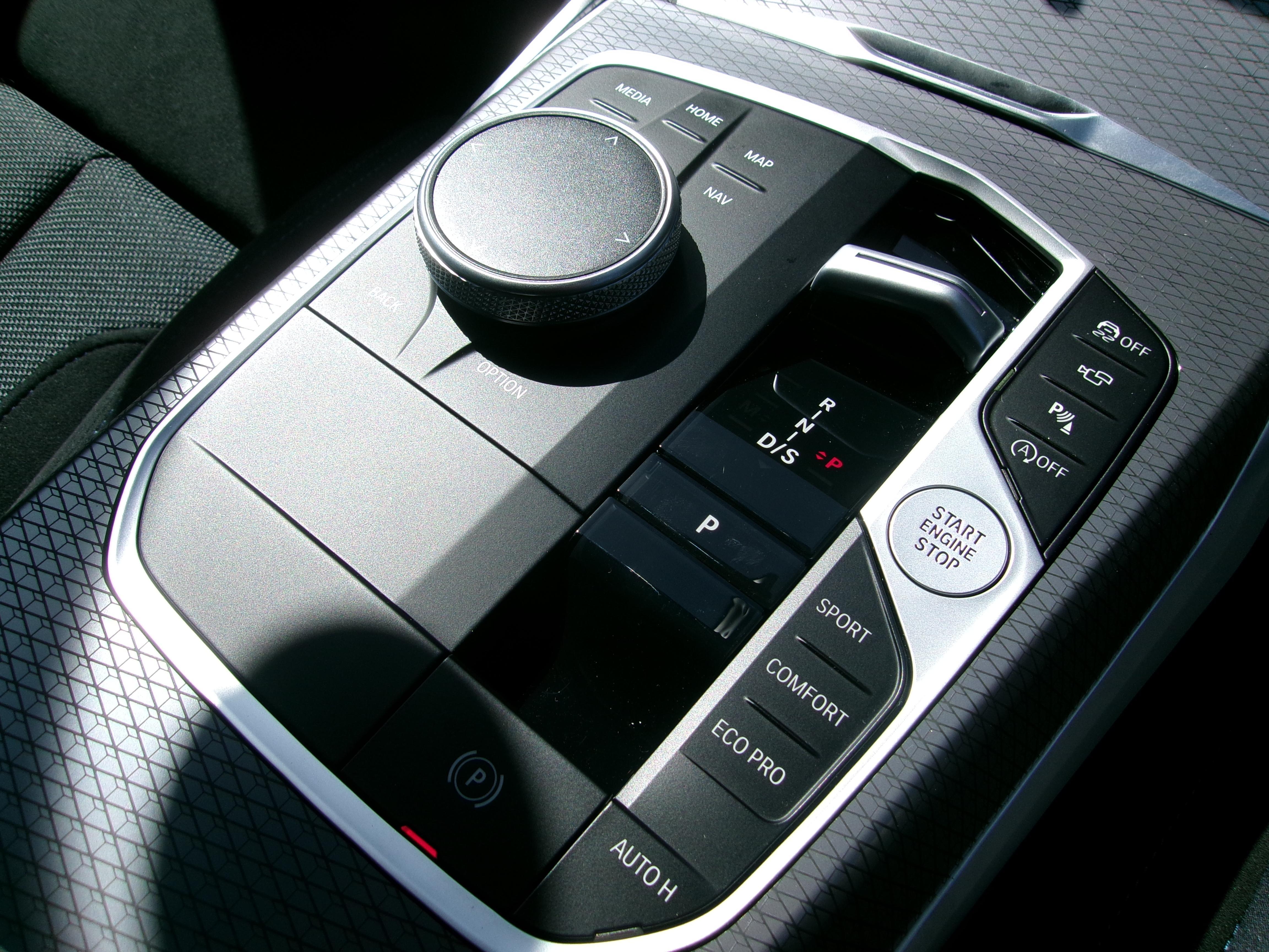 BMW 320i セダン (2024) M Sport buy online.
